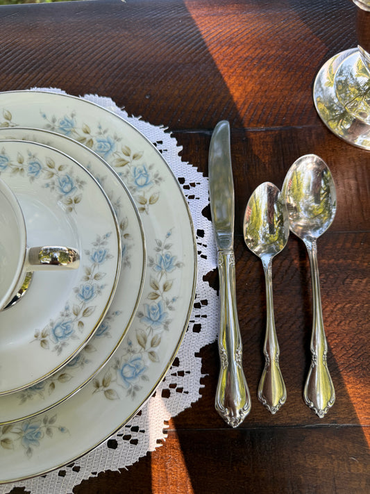 Oneidacraft Deluxe Stainless Flatware Set- 37 Pieces